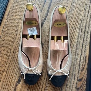 Chanel beige and black ballet flat size 42